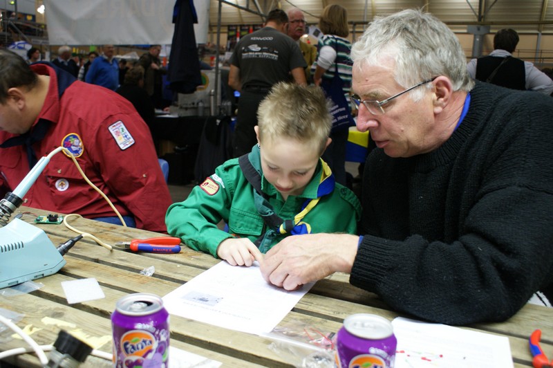 Jasper bezig met een zelfbouw project